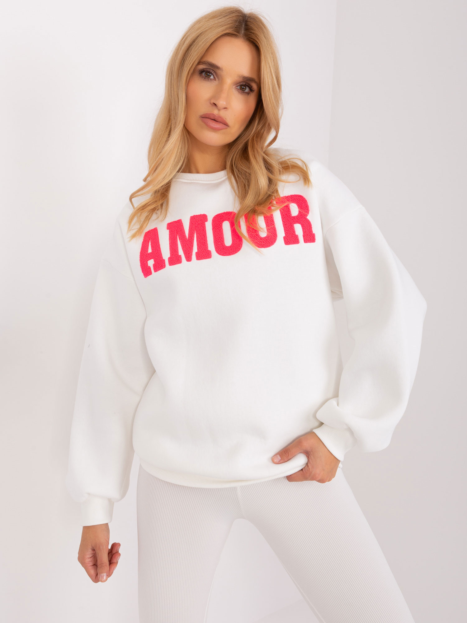 BÍLÁ MIKINA S NÁPISEM AMOUR EM-BL-617-10.71-WHITE Velikost: ONE SIZE