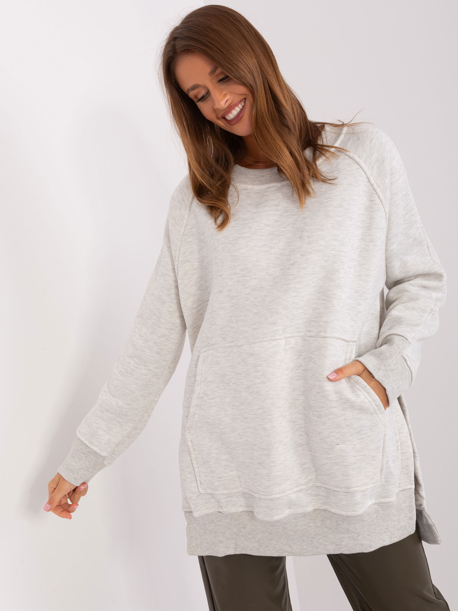 SVĚTLE ŠEDÁ VYTEPLENÁ OVERSIZE MIKINA BEZ KAPUCE -EM-BL-664.98P-LIGHT GREY Velikost: ONE SIZE