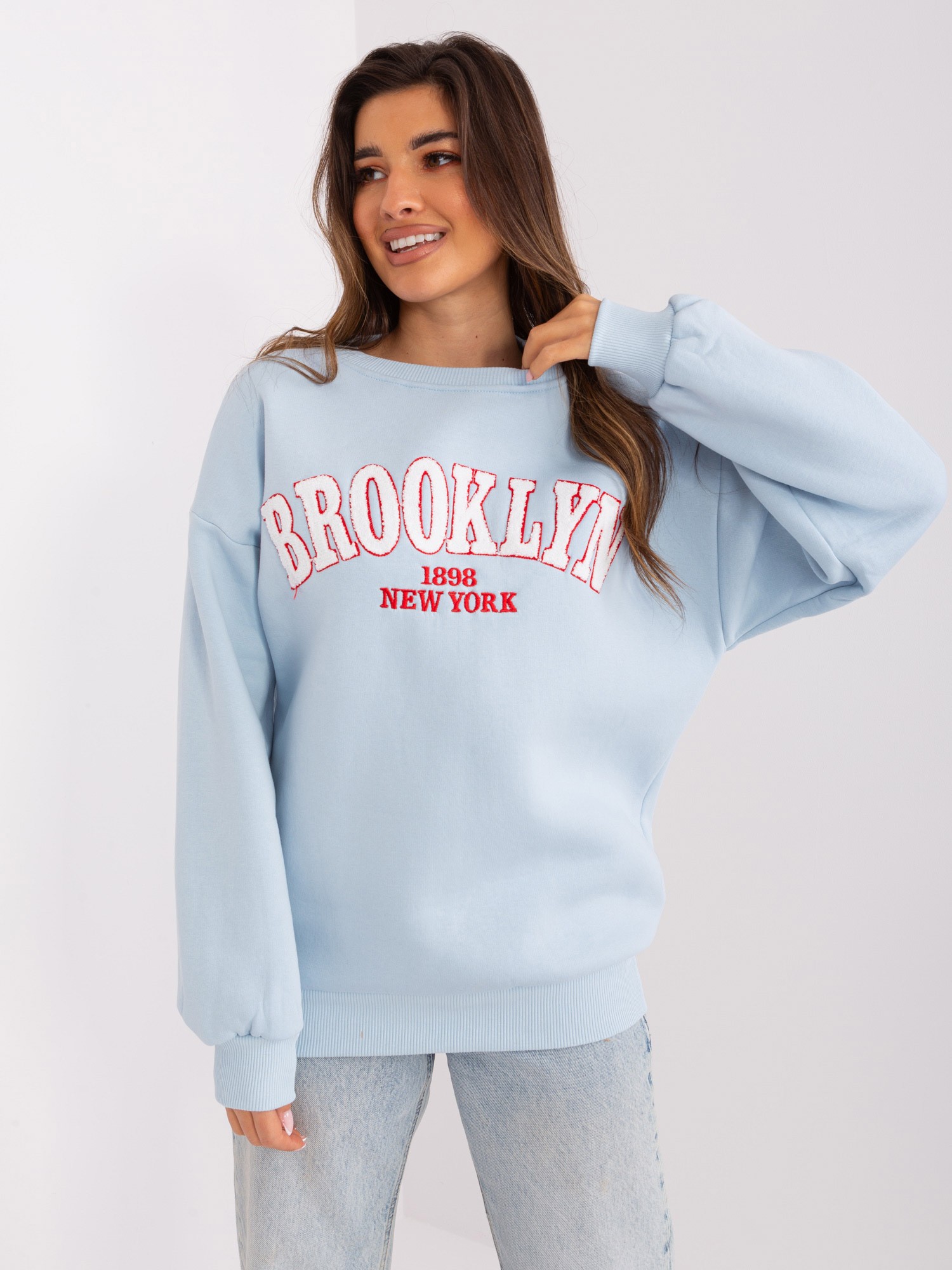 SVĚTLE MODRÁ MIKINA S NÁPISEM BROOKLYN -EM-BL-617-14.09-LIGHT BLUE Velikost: ONE SIZE