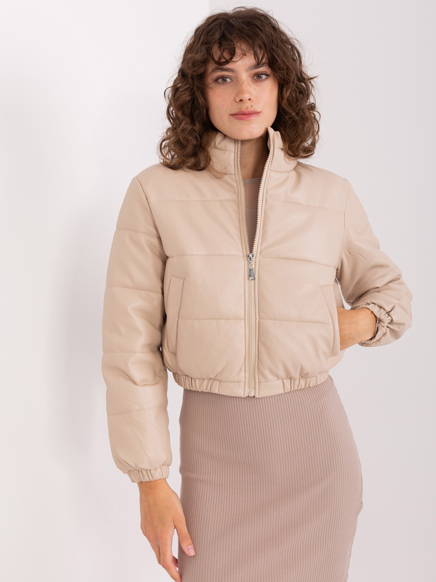 BÉŽOVÁ PROŠÍVANÁ CROP BUNDA NM-KR-T3-2658.99P-BEIGE Velikost: XL