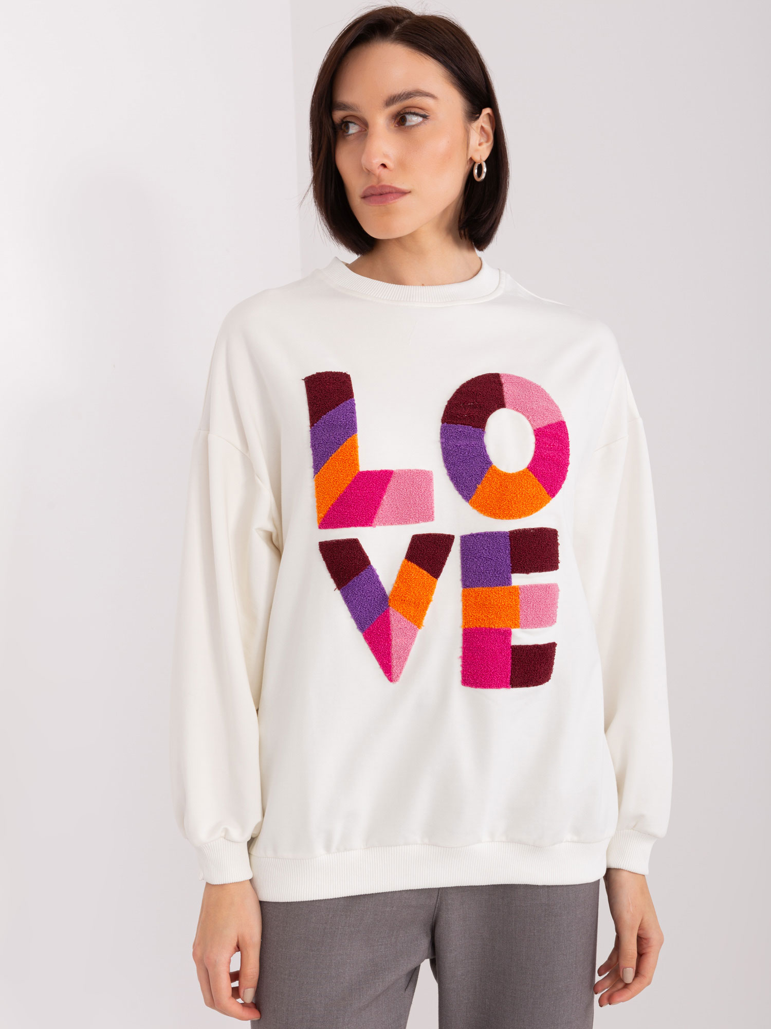 SMETANOVÁ MIKINA S BAREVNÝM NÁPISEM LOVE FA-BL-8881.27-ECRU Velikost: ONE SIZE