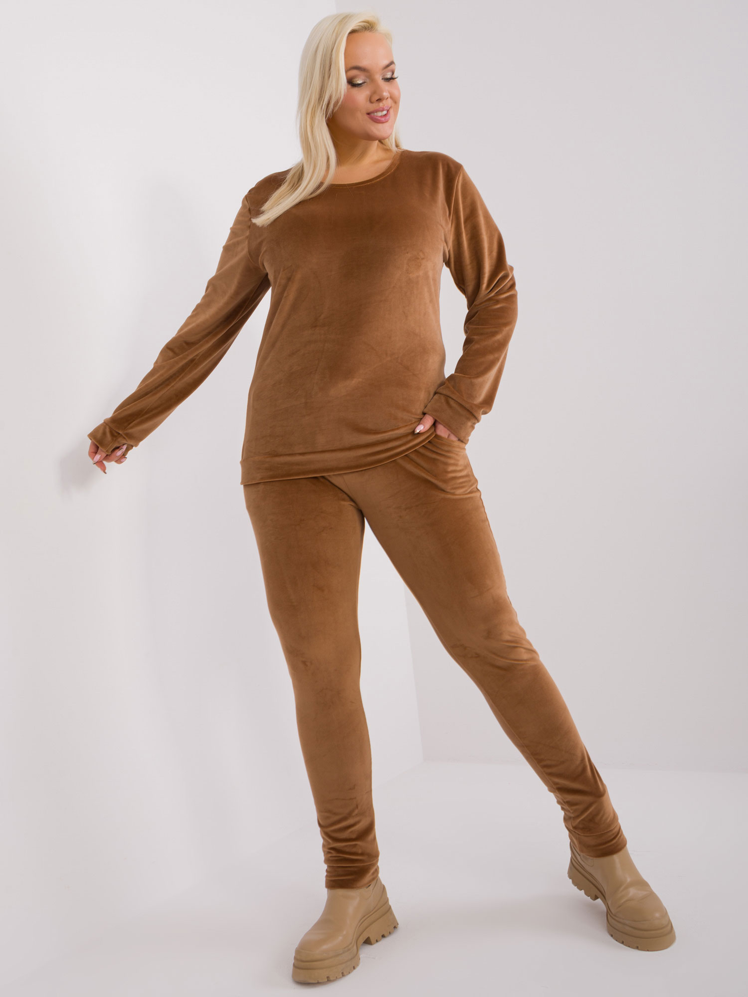 HNĚDÁ VELUROVÁ SOUPRAVA BEZ KAPUCE RV-KMPL-6085.05-LIGHT BROWN Velikost: 3XL