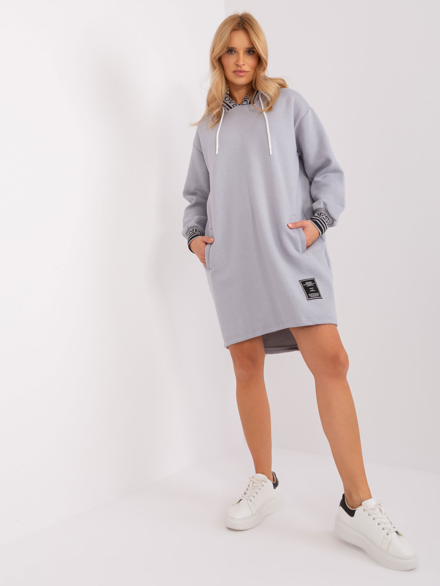 SVĚTLE ŠEDÉ MIKINOVÉ ŠATY S KAPSAMI -RV-TU-9224.95P-GREY Velikost: S/M