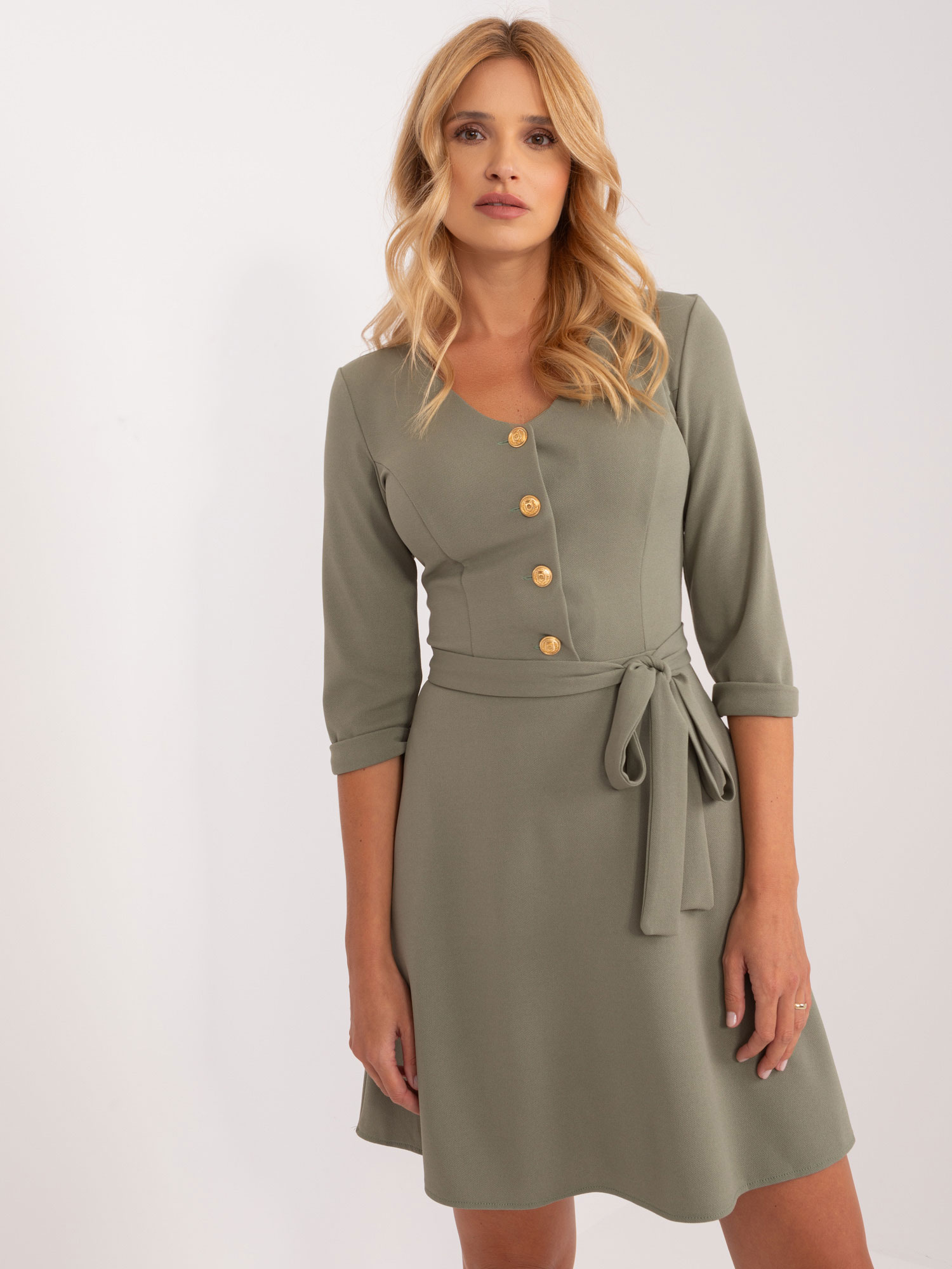 KHAKI KOKTEJLOVÉ ŠATY S PÁSKEM A OZDOBNÝMI KNOFLÍKY LK-SK-507785.65-KHAKI Velikost: 40