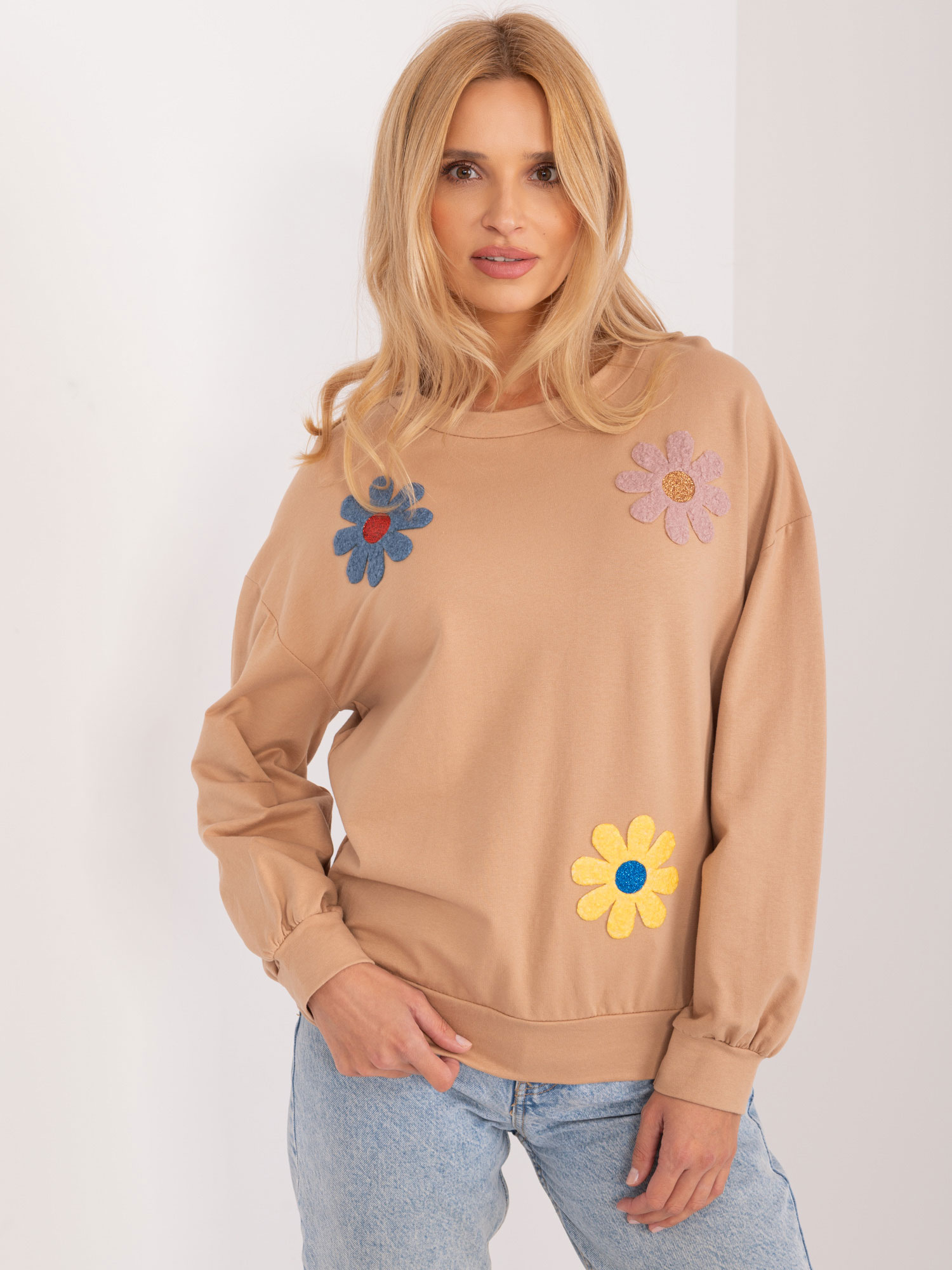 BÉŽOVÁ MIKINA S KVĚTINOVÝM VZOREM DHJ-BZ-8856.39-CAMEL Velikost: ONE SIZE