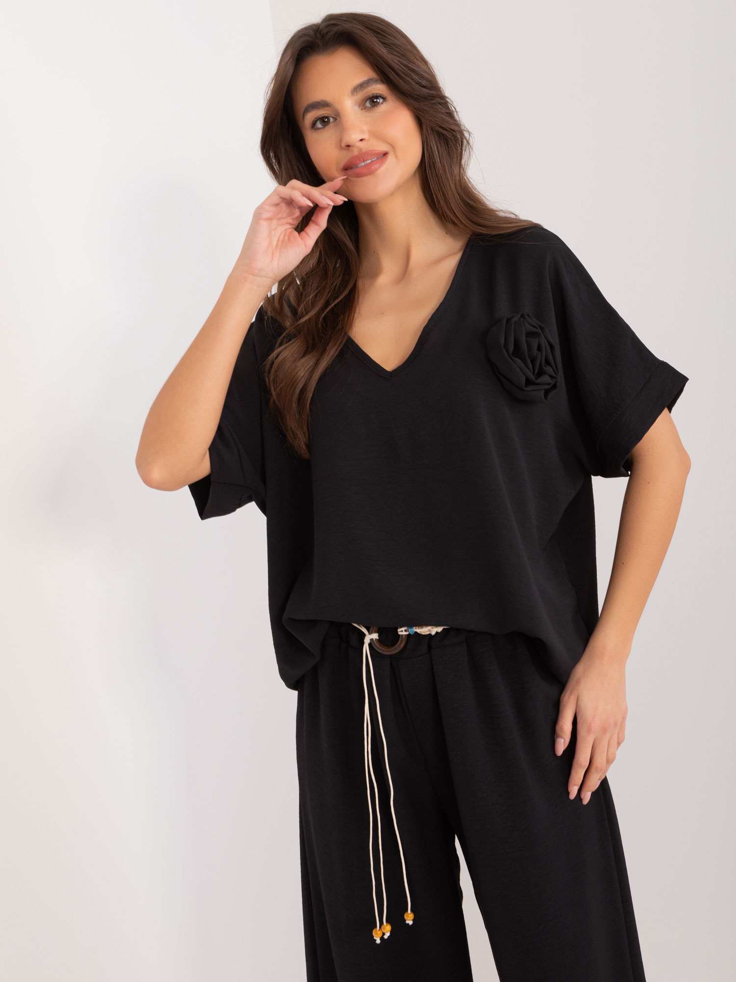 ČERNÁ ELEGANTNÍ OVERSIZE HALENKA S KVĚTINOU DHJ-BZ-8368.39X-BLACK Velikost: ONE SIZE