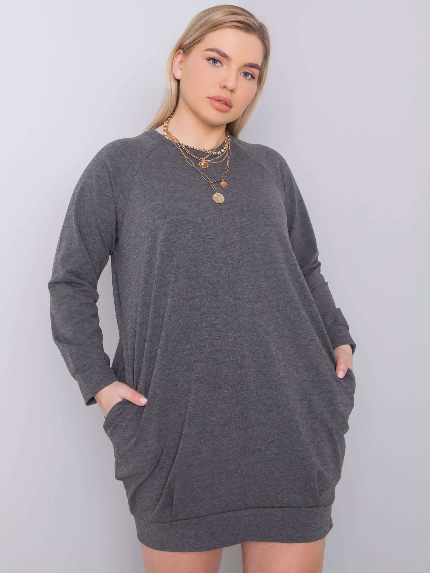 TMAVĚ ŠEDÉ DÁMSKÉ ŠATY S KAPSAMI RV-SK-6296.99-GRAY Velikost: XL