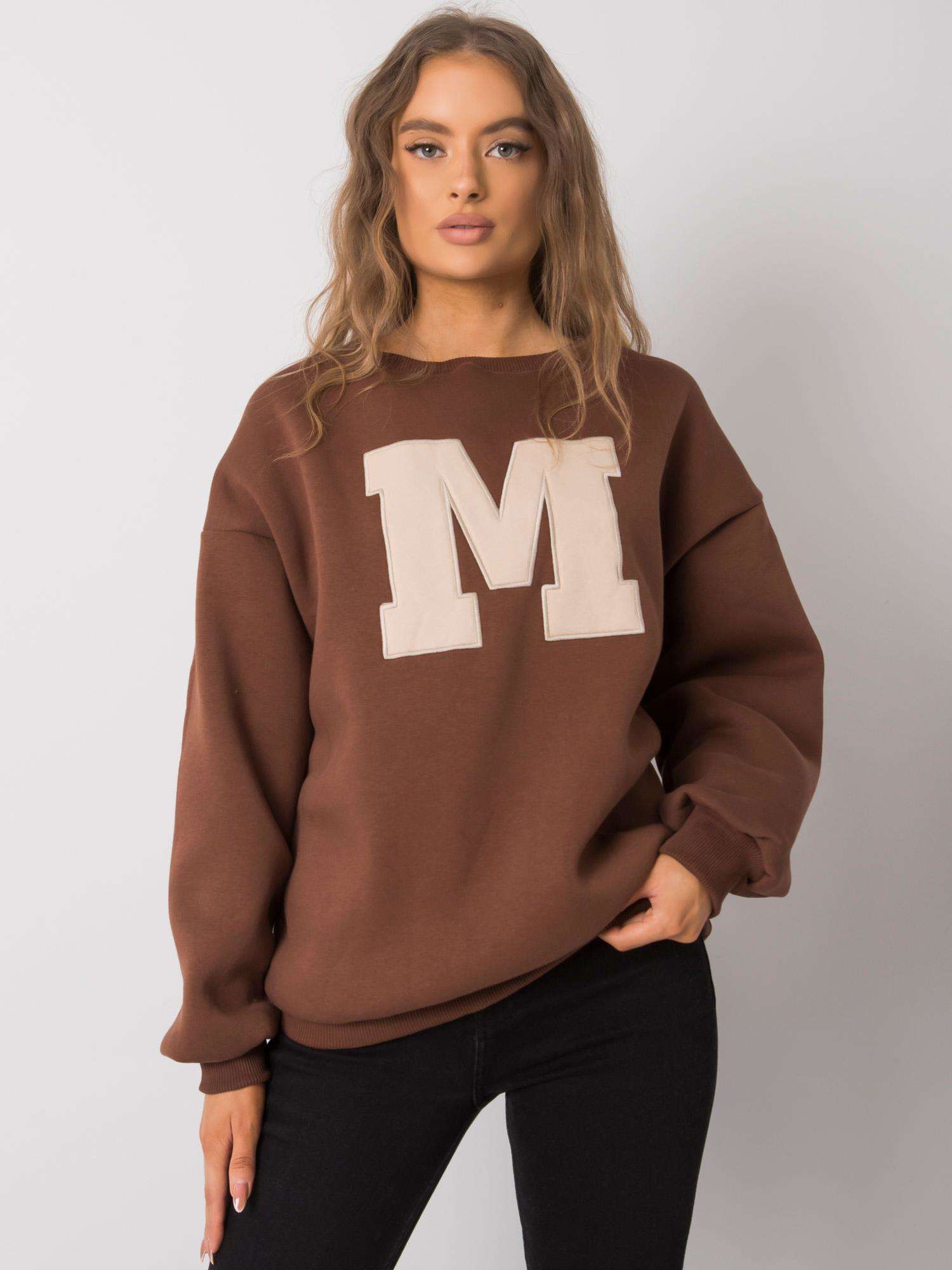 HNĚDÁ MIKINA S PÍSMENEM M EM-BL-617-1.34X-BROWN Velikost: L/XL