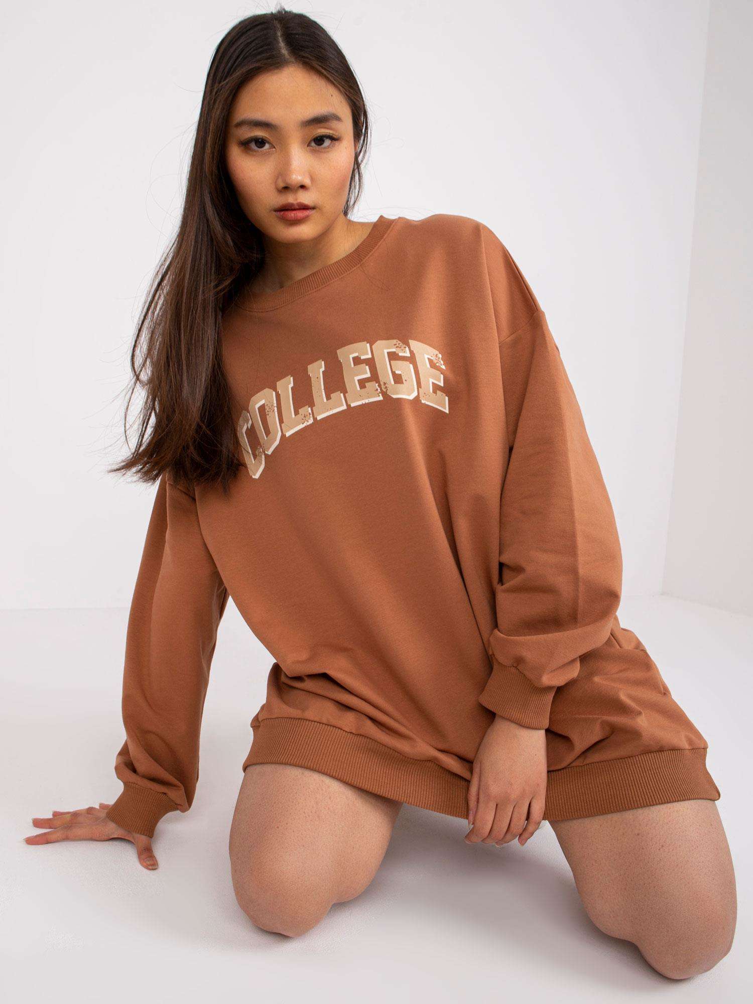 SVĚTLE HNĚDÁ OVERSIZE MIKINA JESSICA S NÁPISEM "COLLEGE" -FA-BL-7649.85P-LIGHT BROWN Velikost: ONE SIZE