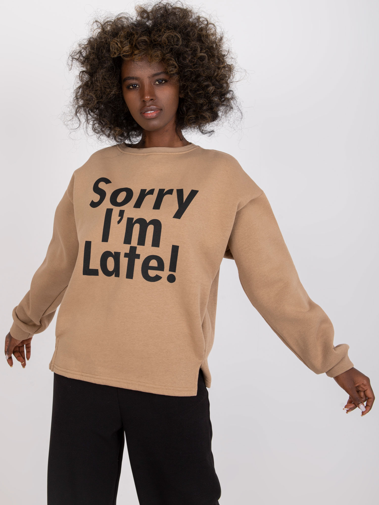 TMAVĚ BÉŽOVÉ MIKINA FRANCISCO S NÁPISEM "SORRY I´M LATE" -EM-BL-U624.99-DARK BEIGE Velikost: ONE SIZE