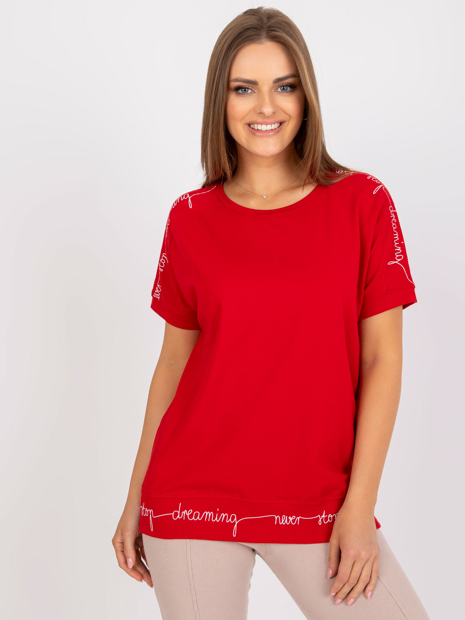 ČERVENÉ TRIČKO S NÁPISY "NEVER STOP DREAMING" NA LEMECH RV-BZ-7647.62P-RED Velikost: L/XL