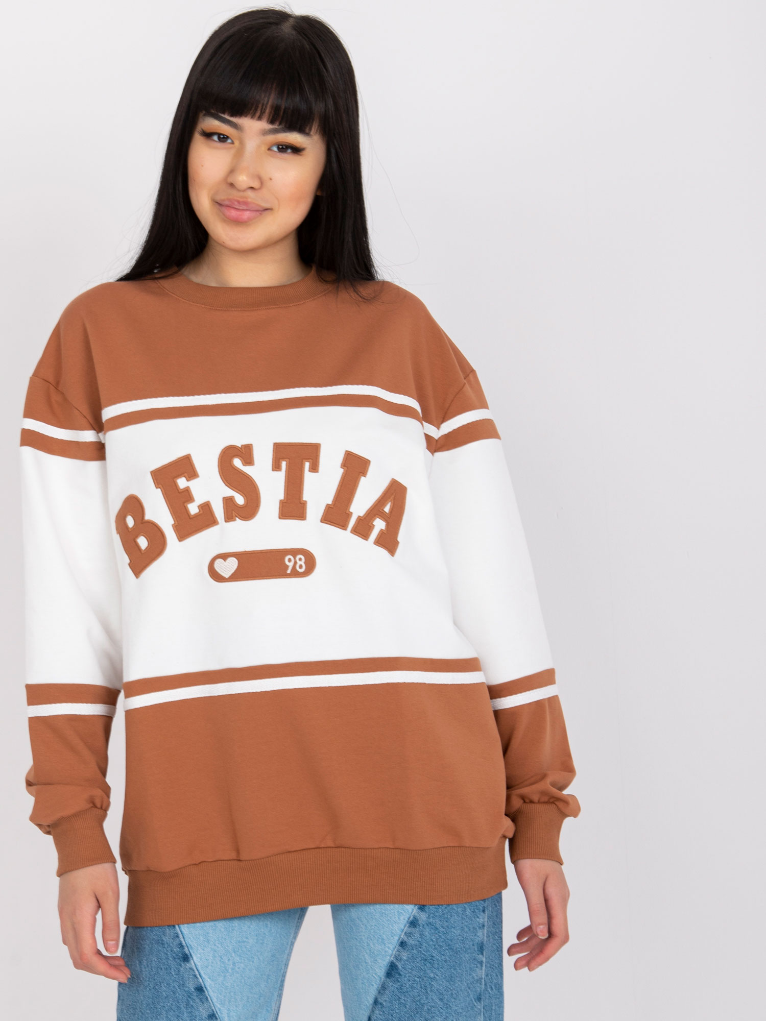 HNĚDÁ OVERSIZE DÁMSKÁ MIKINA S NÁPISEM BESTIA FA-BL-7699.04P-BROWN Velikost: ONE SIZE