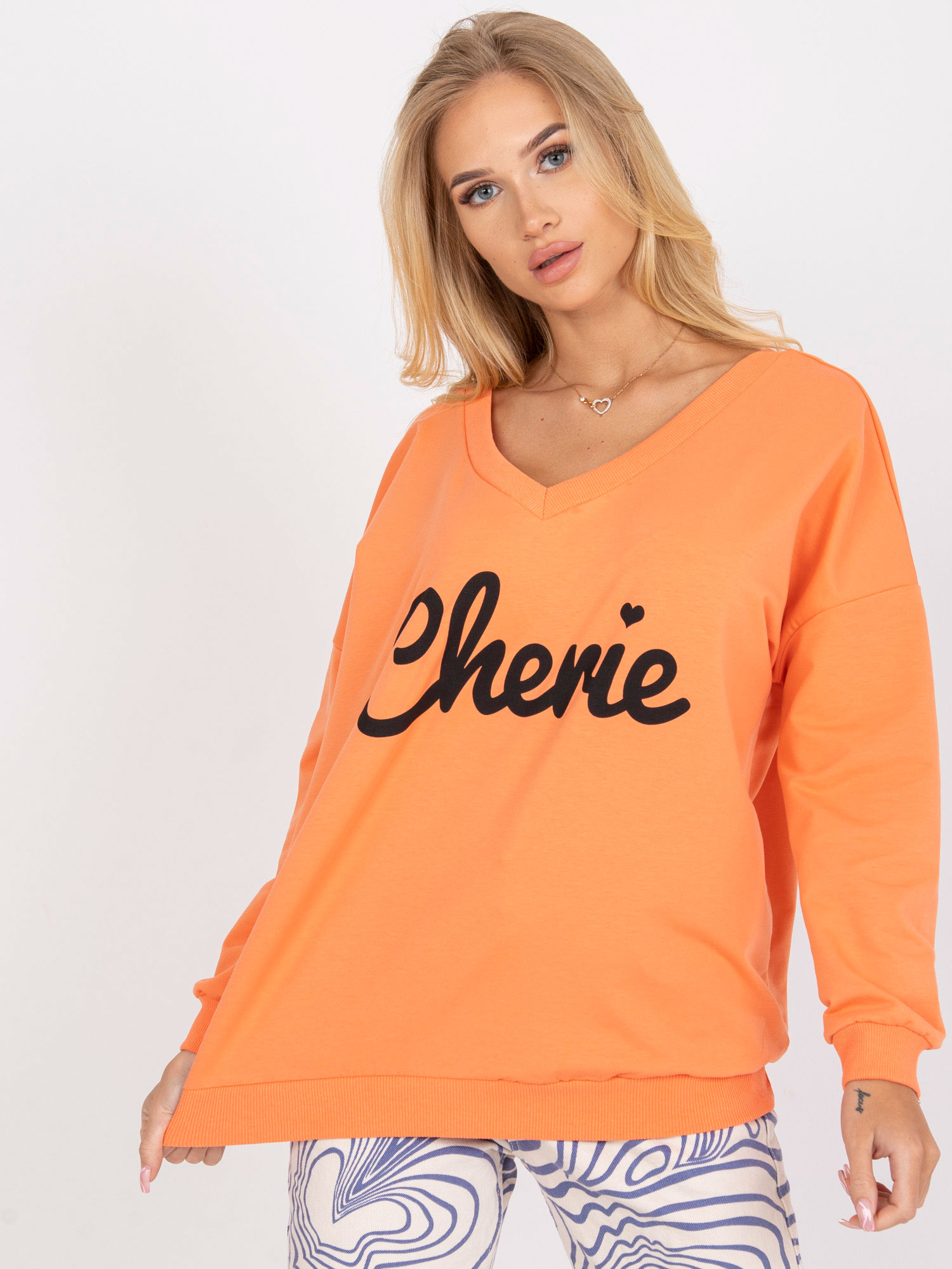 SVĚTLE ORANŽOVÁ DÁMSKÁ MIKINA S ČERNÝM NÁPISEM FA-BL-7754.55P-ORANGE Velikost: ONE SIZE