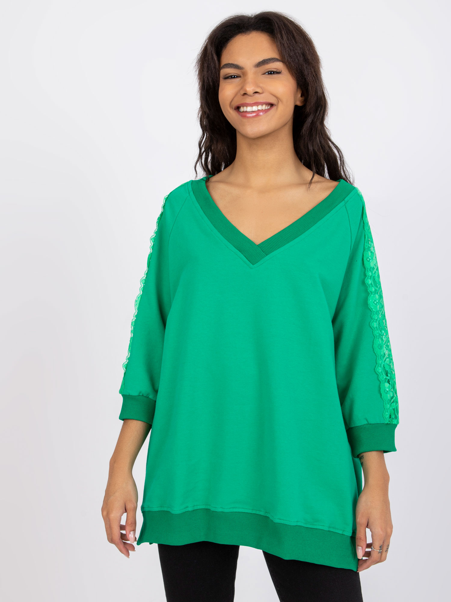 ZELENÁ OVERSIZE HALENKA LEJA S KRAJKOU -RV-BZ-7557.01-GREEN Velikost: L/XL