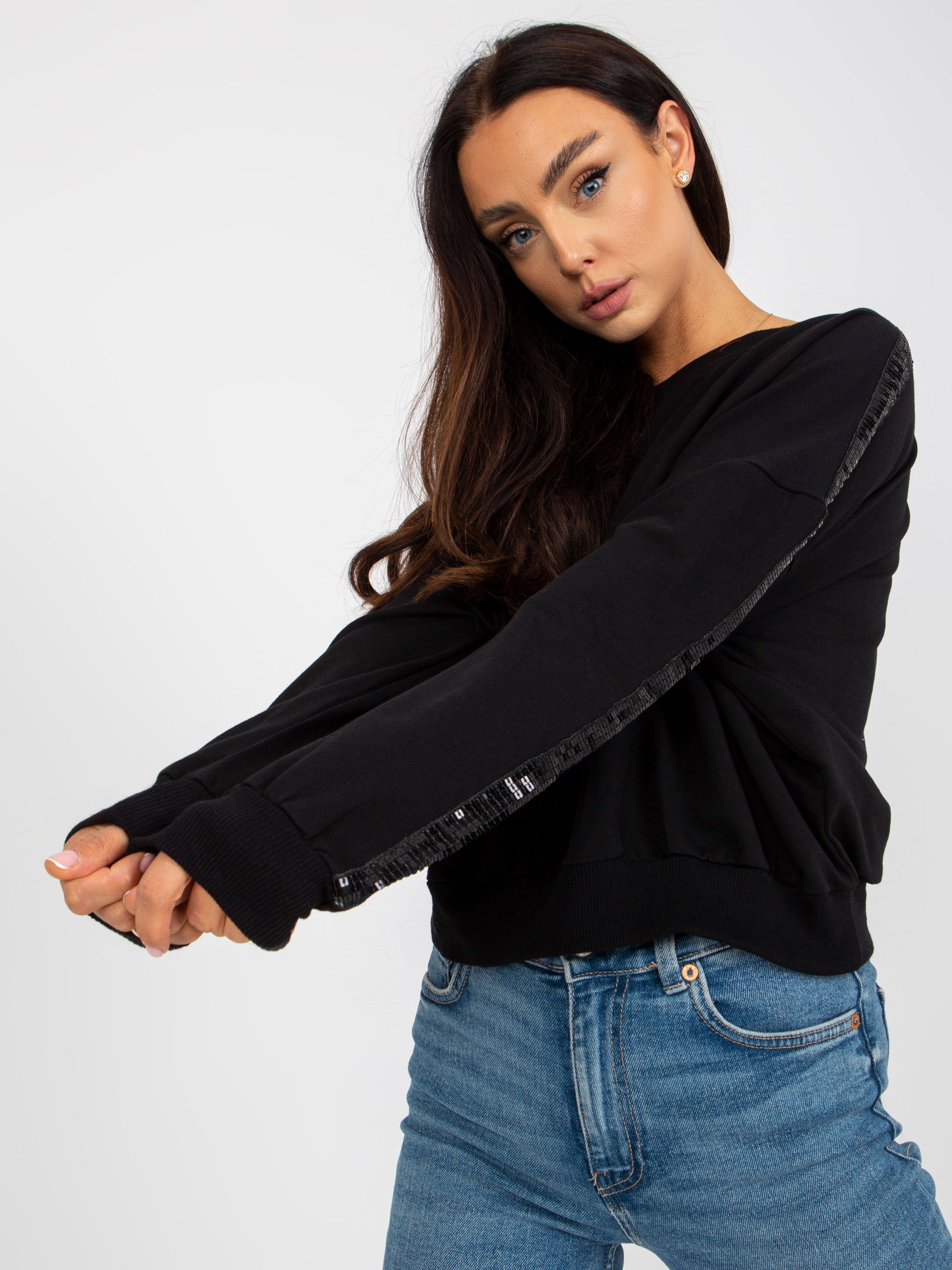 ČERNÁ DÁMSKÁ CROP MIKINA S FLITRY RV-BL-8067.88-BLACK Velikost: S/M