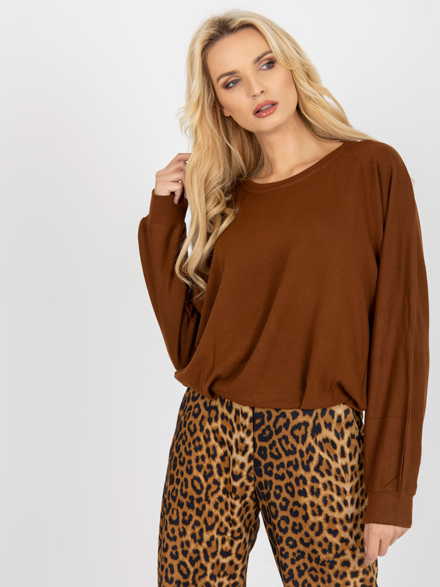 HNĚDÁ HALENKA S PRŮSTŘIHEM NA ZÁDECH TW-BZ-BE-M327.29-BROWN Velikost: XL