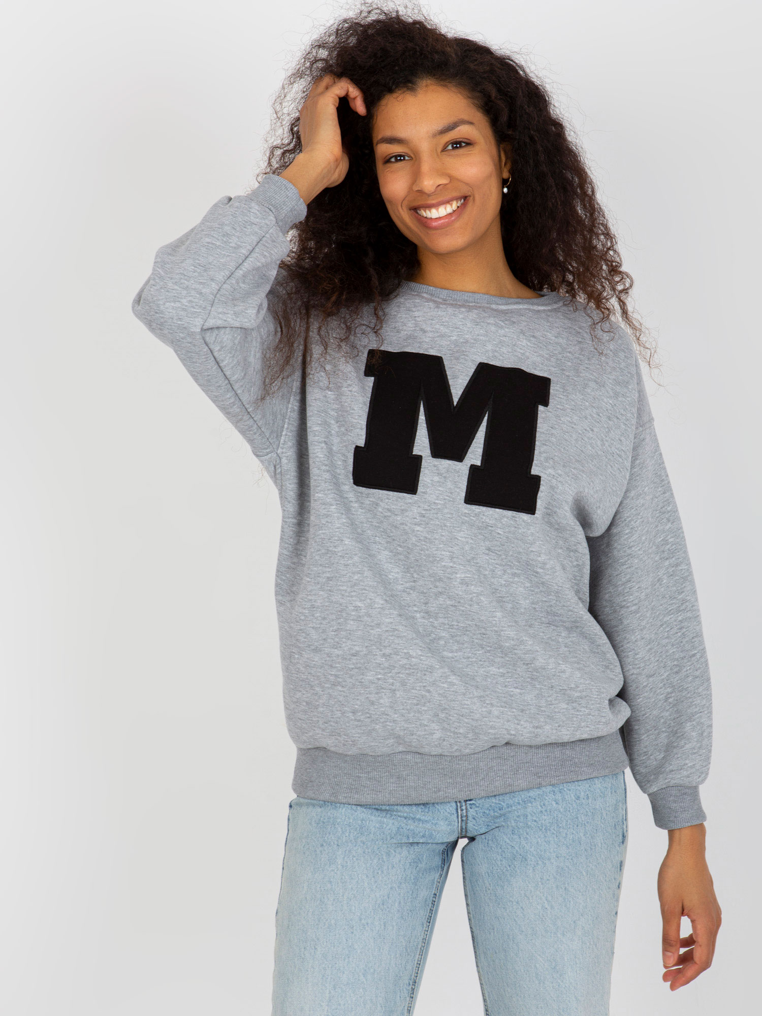 ŠEDÁ MIKINA S PÍSMENEM "M" -EM-BL-U617-1.24X-GREY Velikost: ONE SIZE