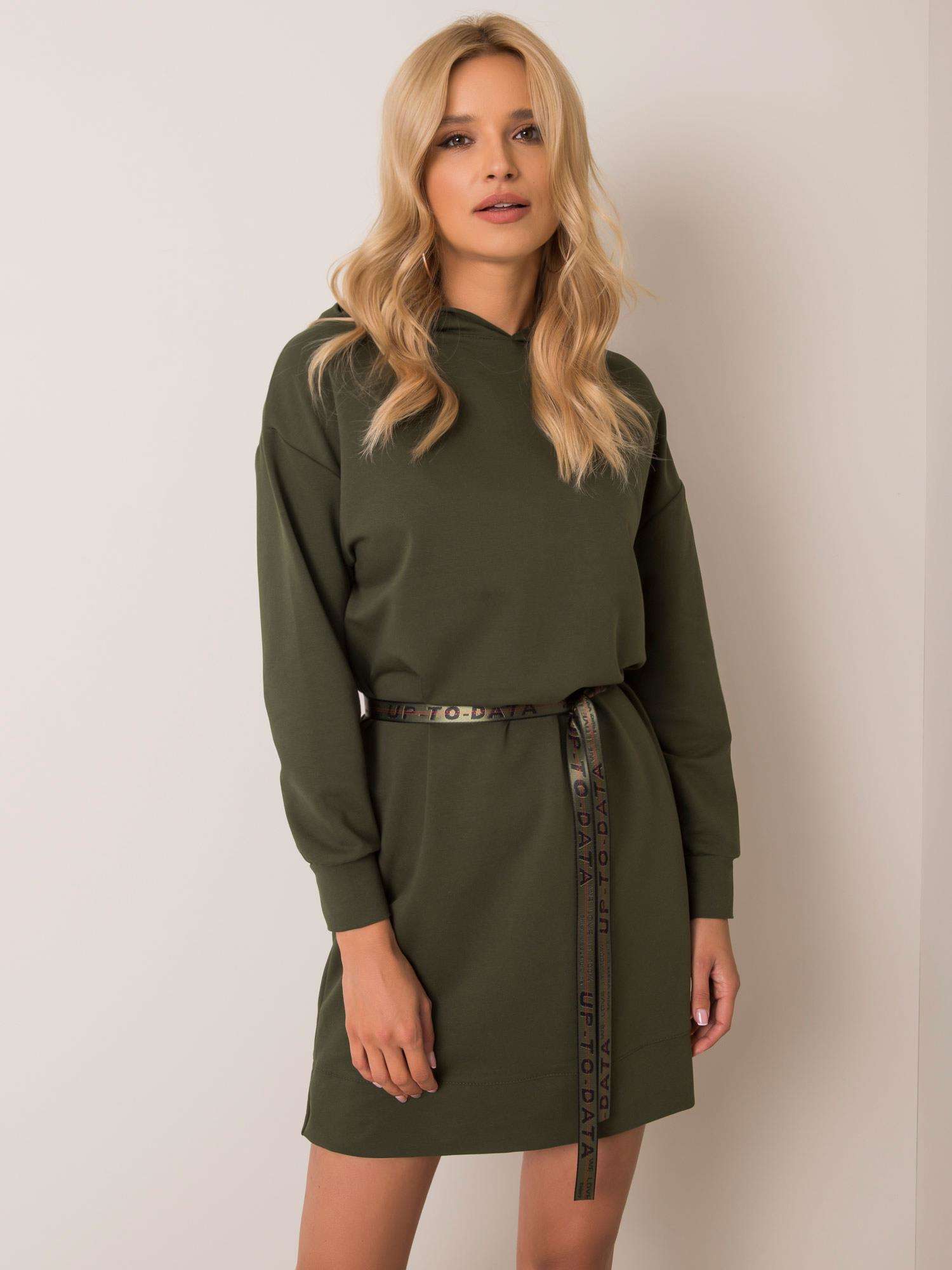 ZELENÉ MIKINOVÉ ŠATY S KAPUCÍ A PÁSKEM LK-SK-508284.16X-KHAKI Velikost: L/XL