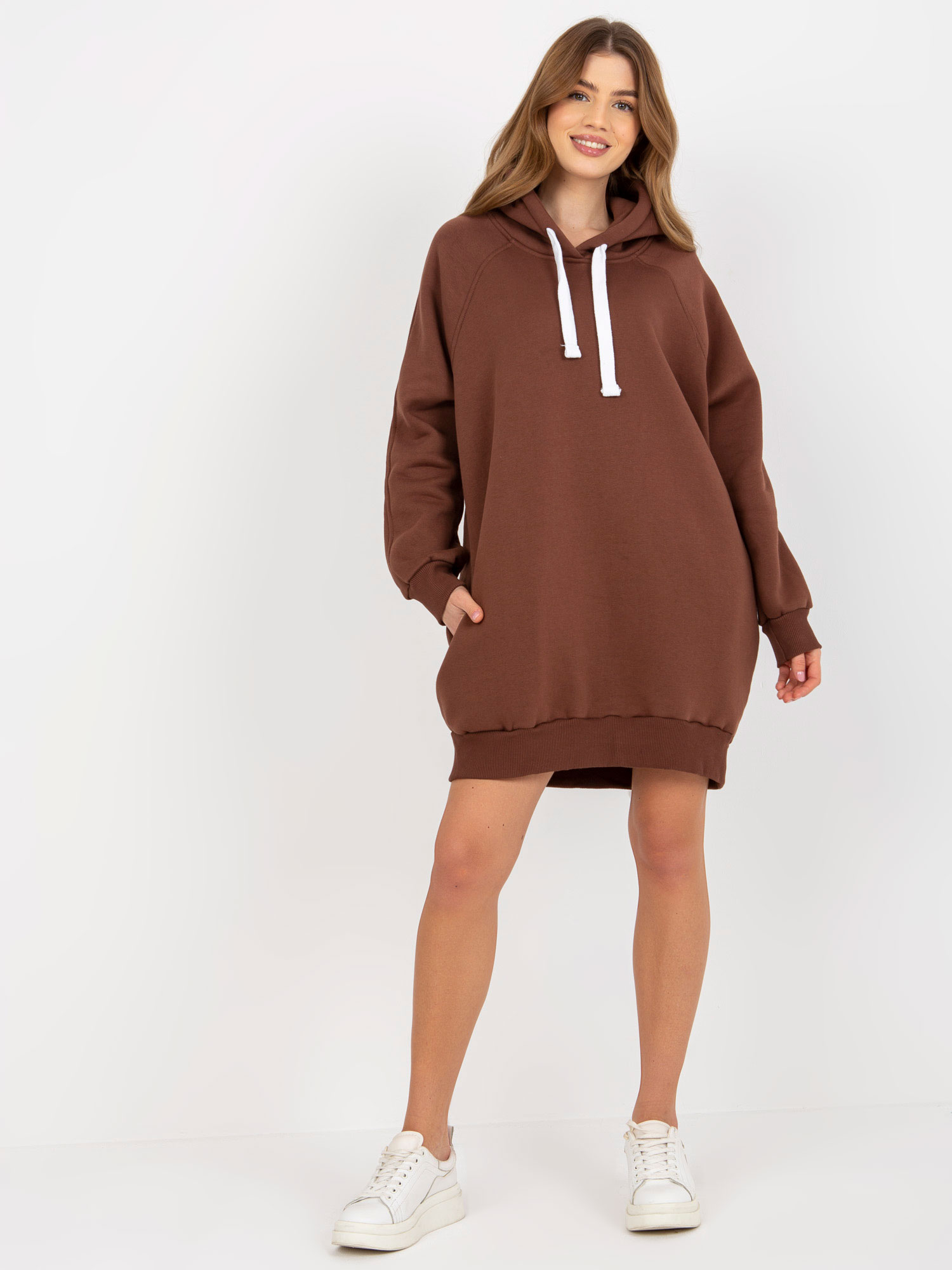 HNĚDÁ DLOUHÁ MIKINA S KAPUCÍ EM-BL-695.25X-BROWN Velikost: ONE SIZE