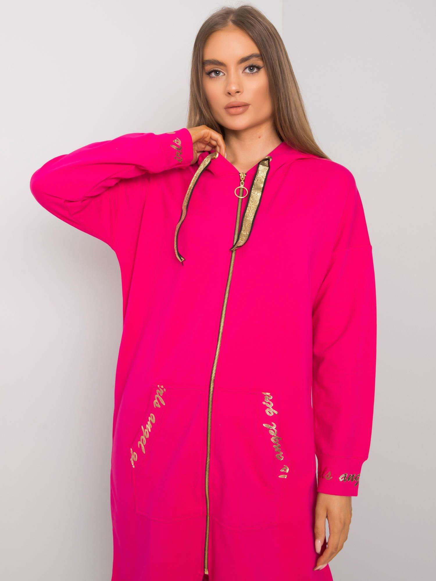 FUCHSIOVÁ DLHÁ MIKINA NA ZIPS S KAPUCŇOU A NÁPISMI RV-BL-6782.91-FUCHSIA PINK Veľkosť: S/M