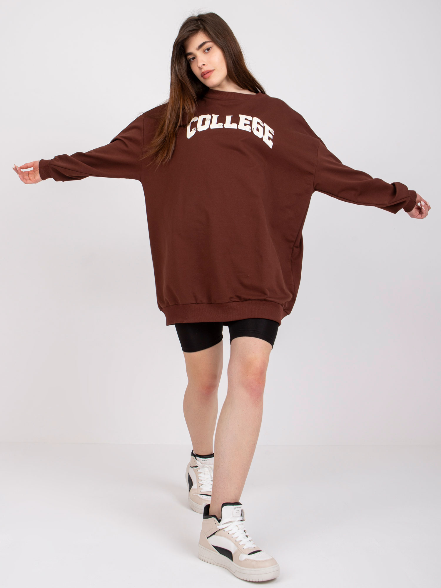 HNEDÁ OVERSIZE MIKINA JESSICA S NÁPISOM "COLLEGE" -FA-BL-7649.85P-BROWN Veľkosť: ONE SIZE