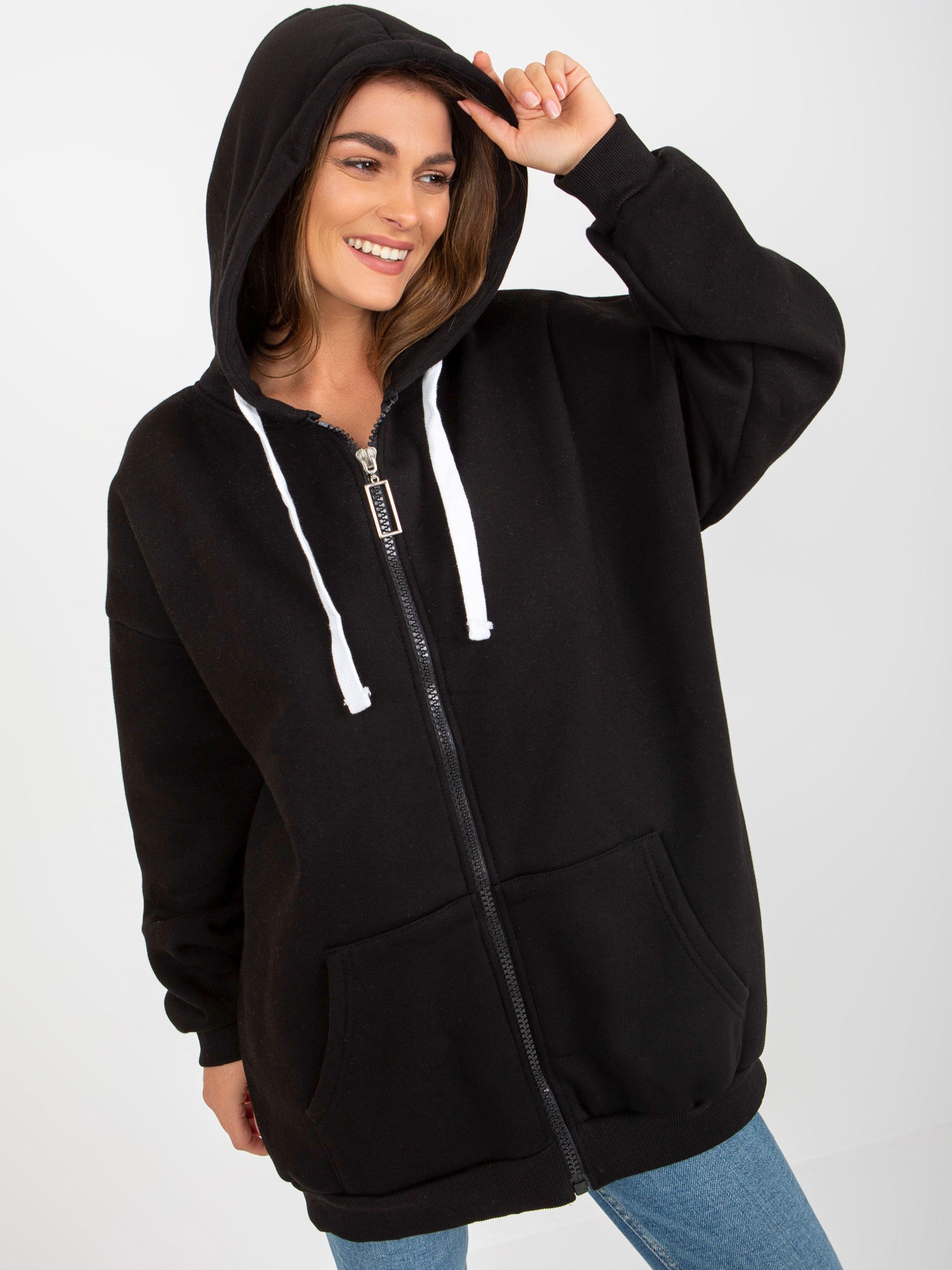 ČIERNA DLHŠIA OVERSIZE MIKINA NA ZIPS S KAPUCŇOU EM-BL-751.70-BLACK Veľkosť: ONE SIZE