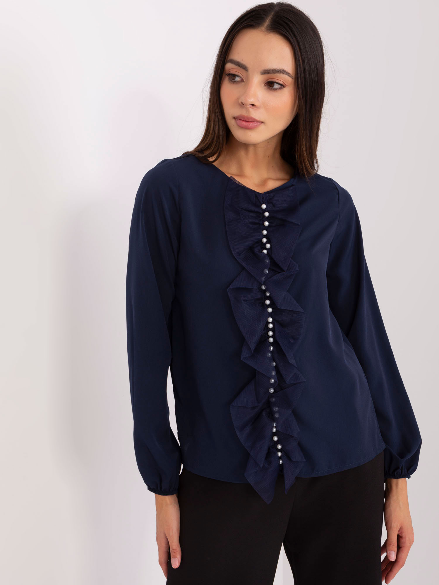 TMAVOMODRÁ BLÚZKA S APLIKÁCIOU LK-BZ-506673.36-DARK BLUE Veľkosť: 38