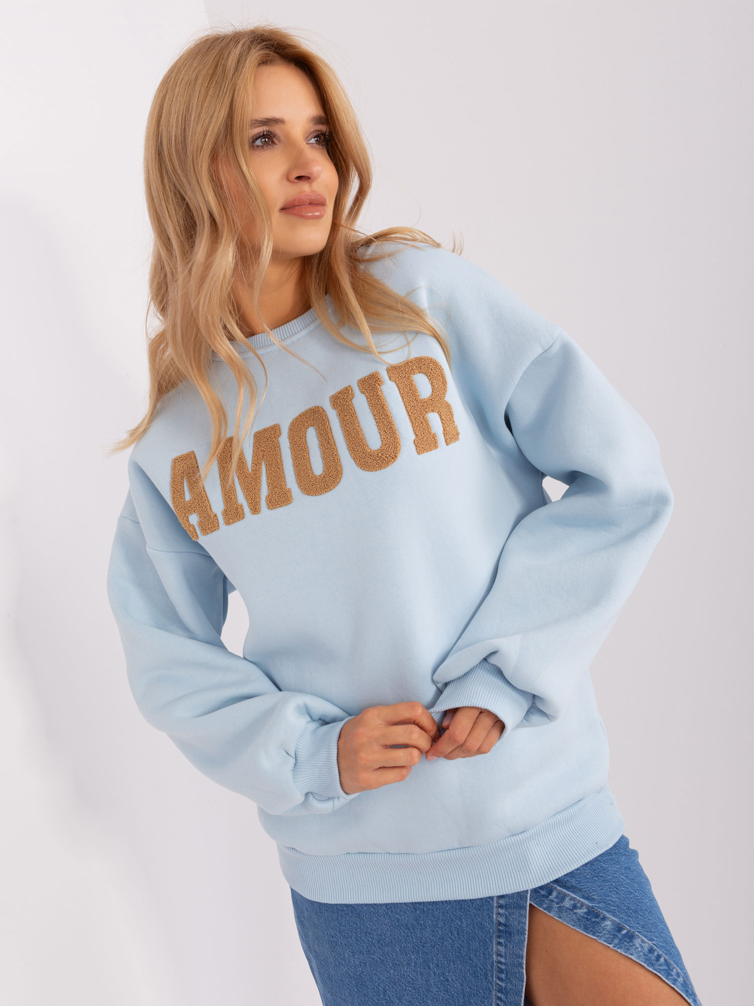 SVETLOMODRÁ MIKINA S NÁPISOM AMOUR EM-BL-617-10.71-LIGHT BLUE Veľkosť: ONE SIZE