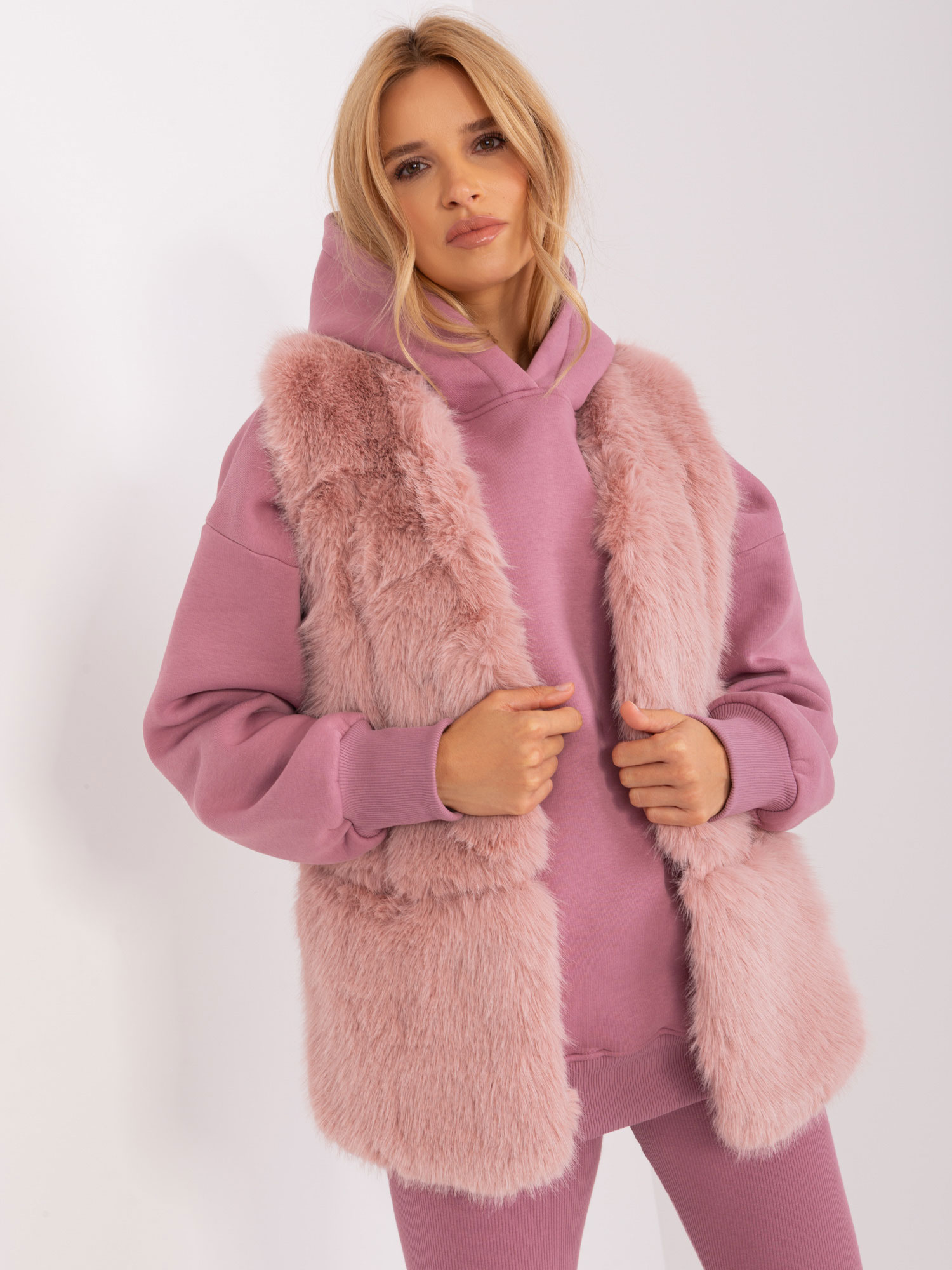 SVETLORUŽOVÁ CHLPATÁ KOŽUŠINOVÁ VESTA -AT-KZ-2368.00P-LIGHT PINK Veľkosť: L/XL