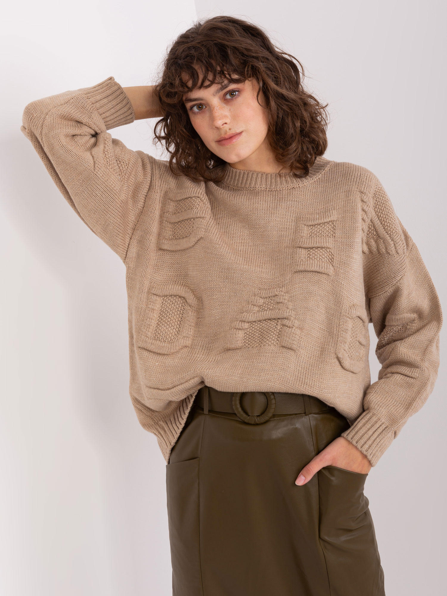 TMAVO BÉŽOVÝ SVETER SO VZOROM -BA-SW-8053.31-DARK BEIGE Veľkosť: ONE SIZE