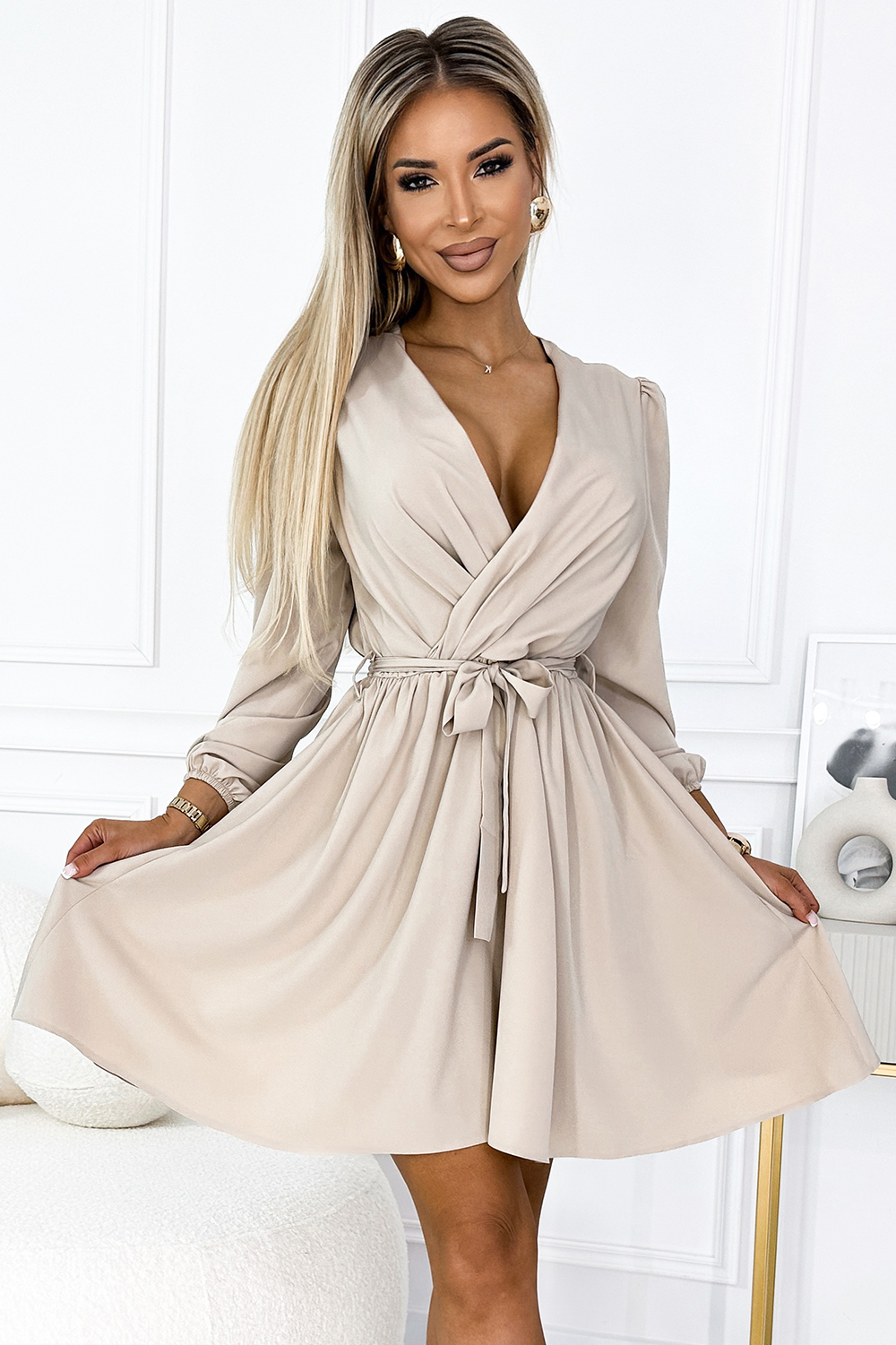 SVETLOBÉŽOVÉ MINI ŠATY S VÝSTRIHOM BINDY 339-4 BEIGE Veľkosť: S/M