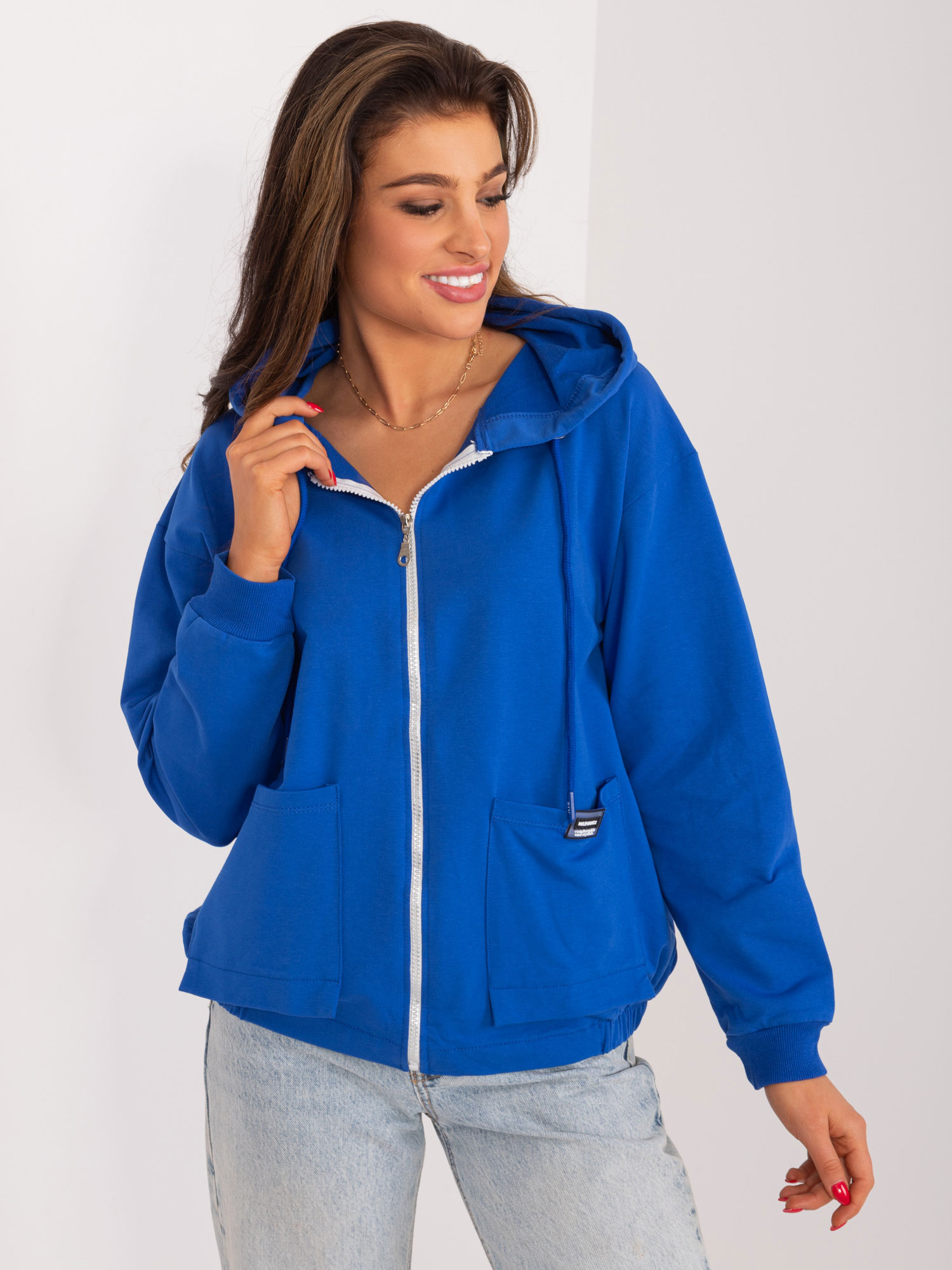 MODRÁ MIKINA NA ZIPS S KAPUCŇOU -RV-BL-9136.06-COBALT Veľkosť: S/M