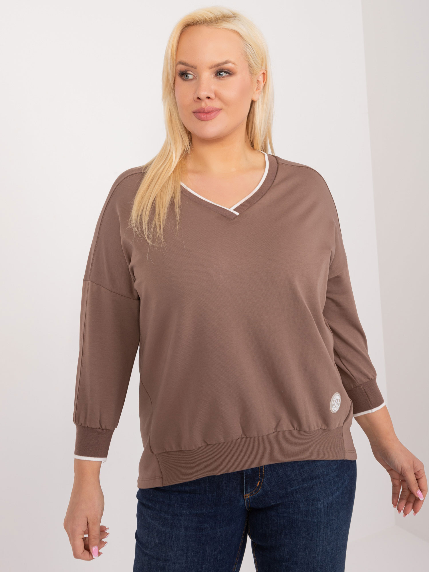 HNEDÉ TRIČKO S VÝSTRIHOM DO V -RV-BZ-9343.33-BROWN Veľkosť: ONE SIZE