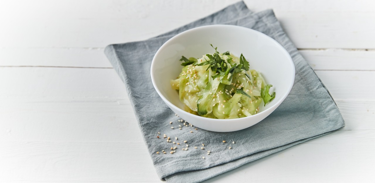 Asijský okurkový salát