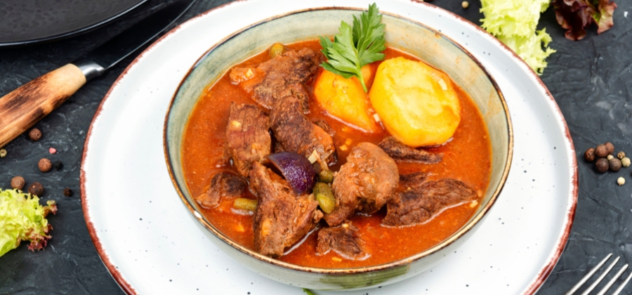 Keto segedínský guláš - tradiční chutě maďarské kuchyně v netradičním receptu