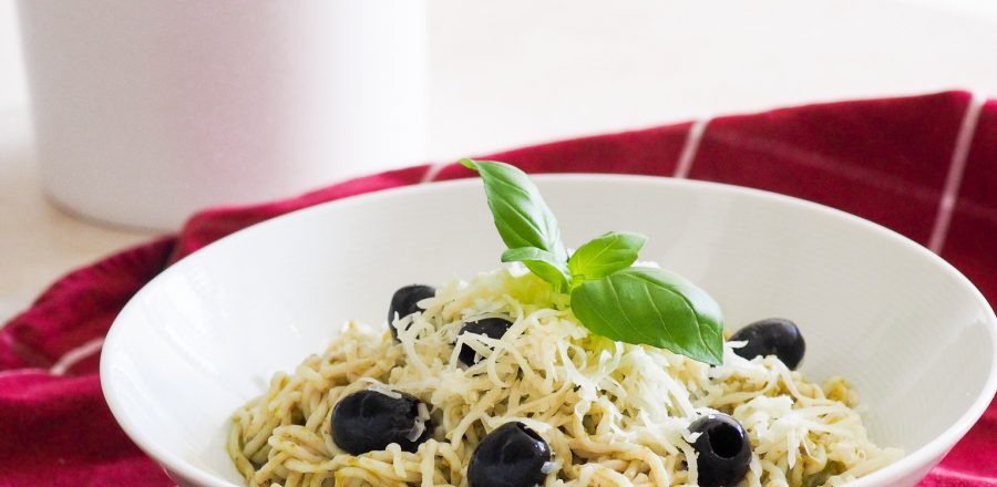 Konjakové špagety s bazalkovým pestem