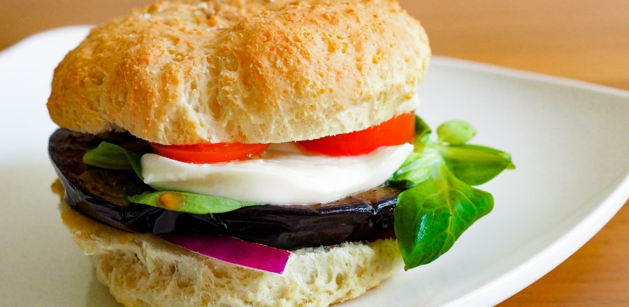 KetoMix burger s grilovaným lilkem a mozzarellou