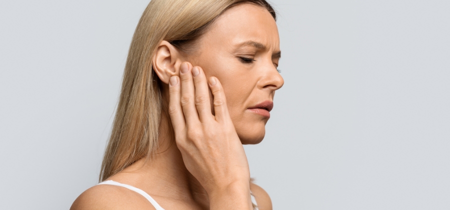 Tinnitus je nepříjemnou komplikací, která může mít mnoho příčin