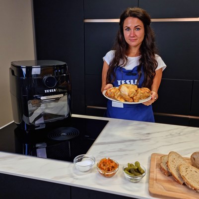 Grilované kuře s čerstvým chlebem a nakládanou zeleninou | multifunkční horkovzdušná fritéza s grilem TESLA