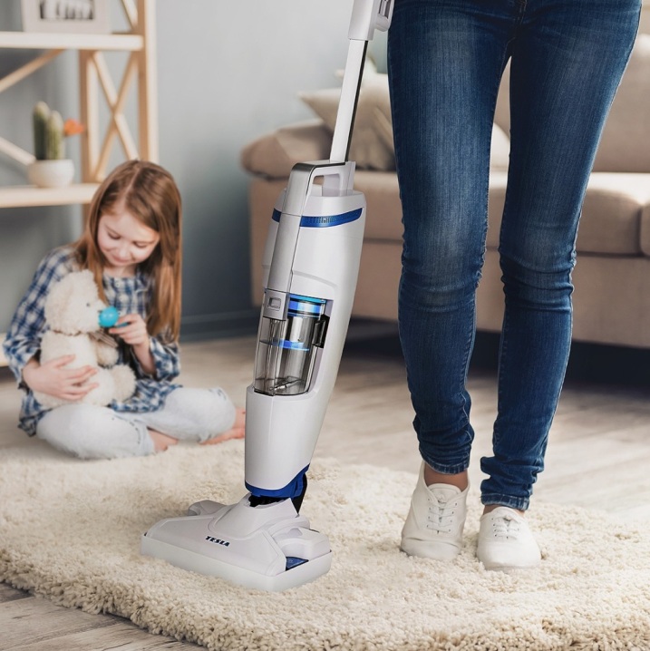 Ekologická dezinfekce podlah? S bezsáčkovým tyčovým vysavačem/parním mopem TESLA PowerStar GT400 to bude hračka
