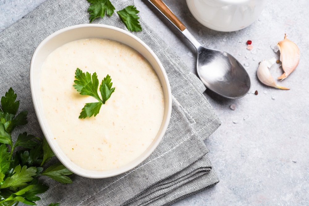 kremova cesnecka recept - cesnekova polevka s parmezanem, pazitkou a krutony, jemna aromaticka polevka