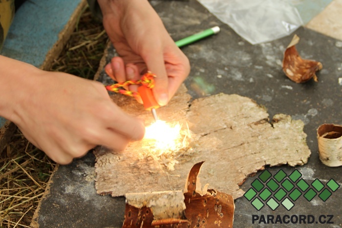 Příprava březové kůry jako podpalového materiálu