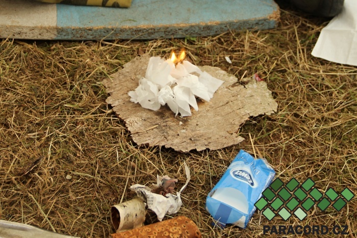 Zapálený papírový kapesník při testu křesadla