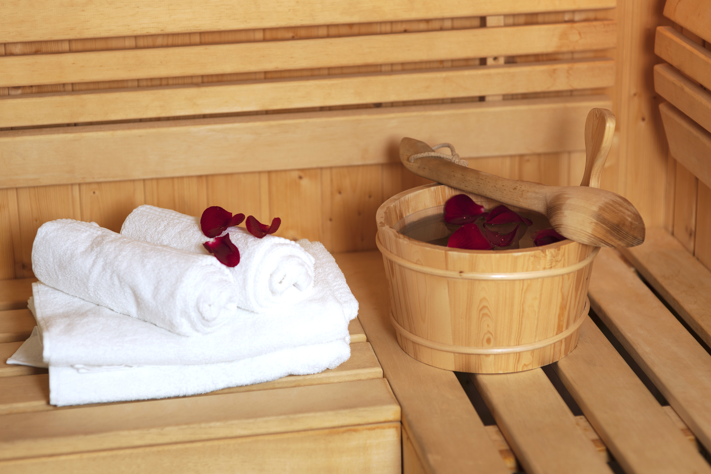 sauna-bucket-with-rose-petals