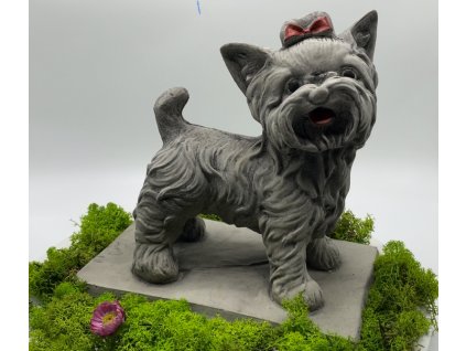 Zahradní betonová dekorace-Jorkšírek v pozoru