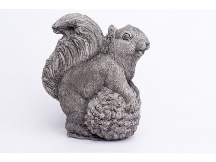 Zahradní betonová dekorace Veverka