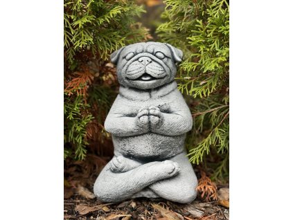 Zahradní betonová dekorace - Meditující Mops