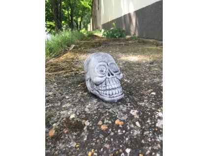 Zahradní betonová dekorace Malá lebka