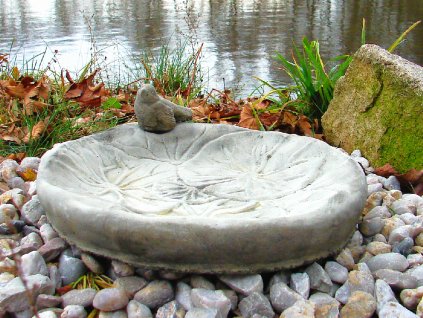 Zahradní betonová dekorace Ptačí pítko