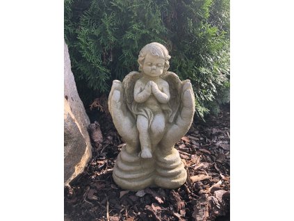 Zahradní betonová dekorace - Andílek v dlaních